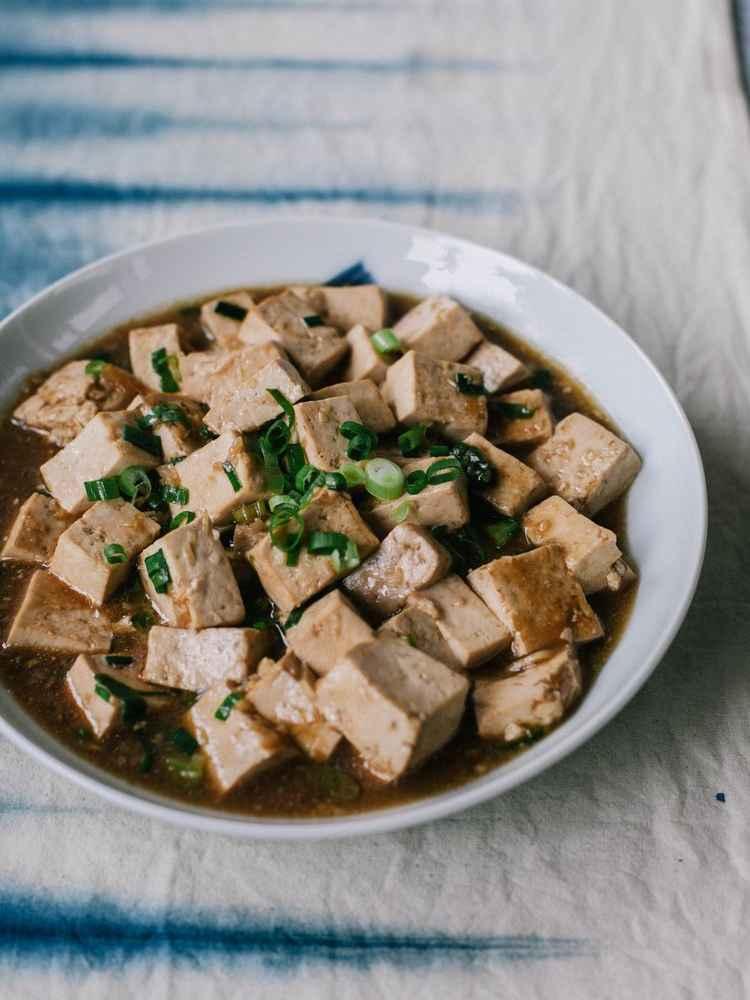 Braised Tofu with Spring Onions (小葱焖豆腐)