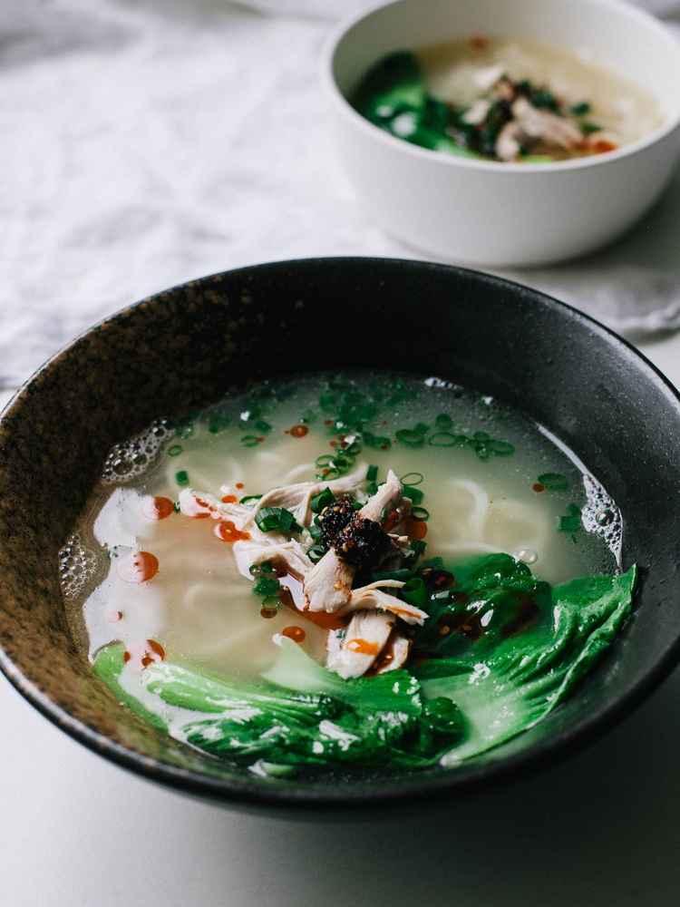 Chinese Shredded Chicken Soup (鸡丝汤面)