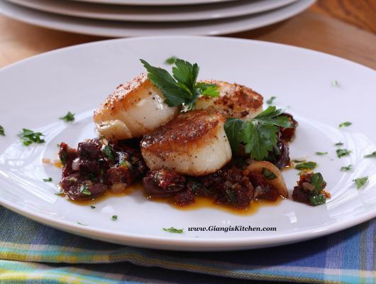 Seared Sea Scallops with garlic, Sun Dried Tomatoes and Olive Compote