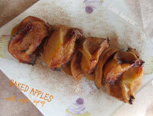 Baked apples with maple syrup