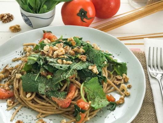 Vegan Noodles with Tomato, Spinach and Walnuts