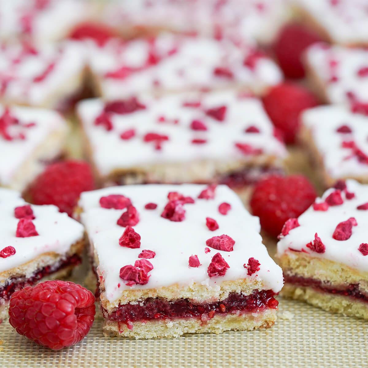 Danish raspberry bars (hindbaersnitter)