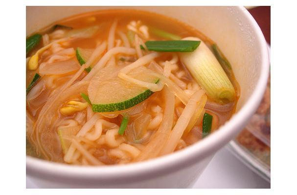 Hot and Spicy Noodles With Vegetables